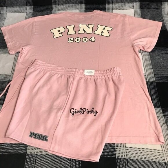 VS PINK LIMITED EDITION CAMPUS TEE & SHORT OUTFIT IN CHALK ROSE ALL SIZES - Picture 1 of 6